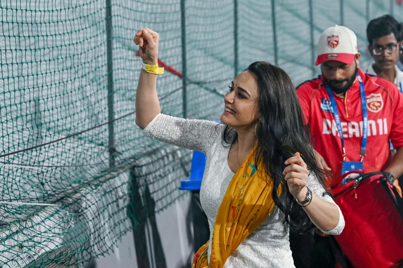 Zinta slayed nother traditional kurta-pajama suit, featuring a yellow cotton dupatta elegantly draped over one shoulder and tied near her waist on the opposite side—a classic Indian style with a chic twist
