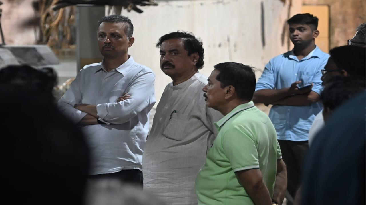Tatkare at Mahadik's residence for the final rites