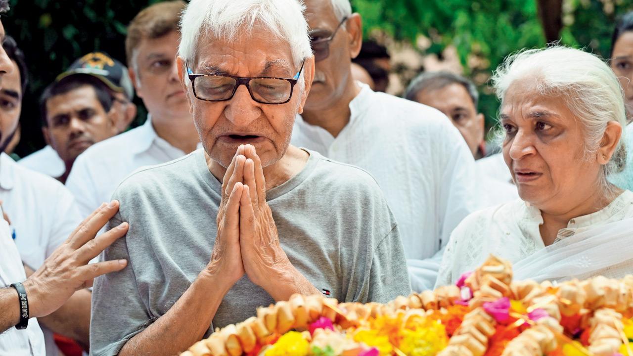 Captain Sabharwal father bids him adieu. Pics/Atul Kamble