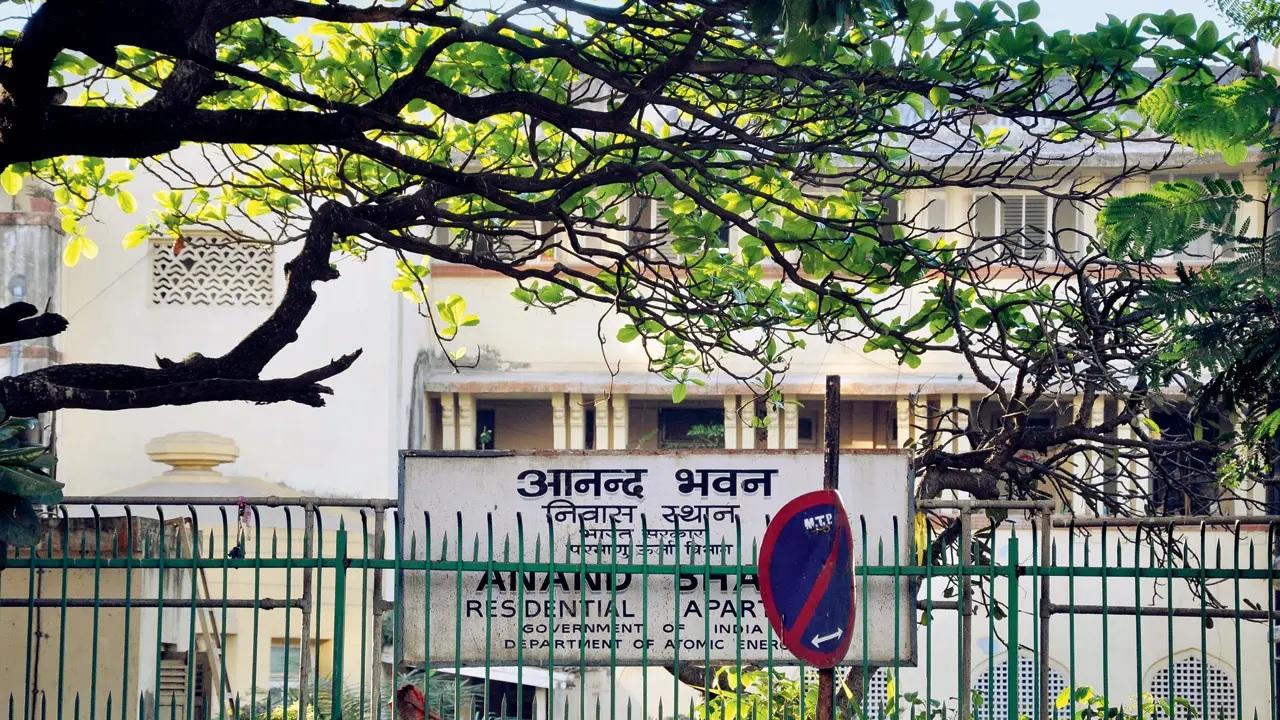 Bansda’s retreatNext to Breach Candy Hospital, a quiet little structure once belonged to the Maharaja of Bansda. Today, it’s Anand Bhavan and houses Atomic Energy Commission officers. Its garden sometimes still hosts official functions, a leafy reminder of regal roots
