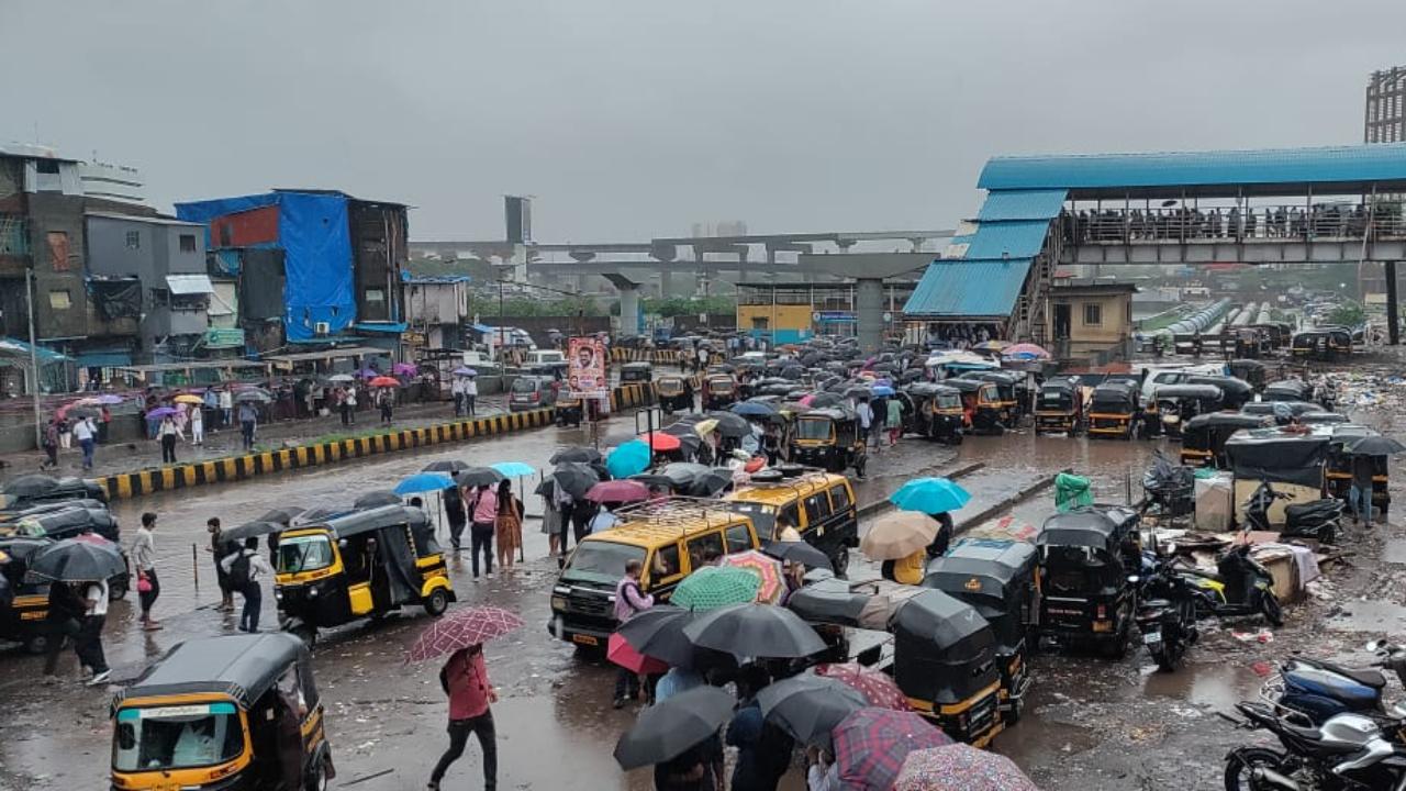 While it is usually disorganised, it gets worse when it rains as people run helter skelter for cover, even as the rickshaw line to Bandra Kurla complex has a designated spot, others face an issue