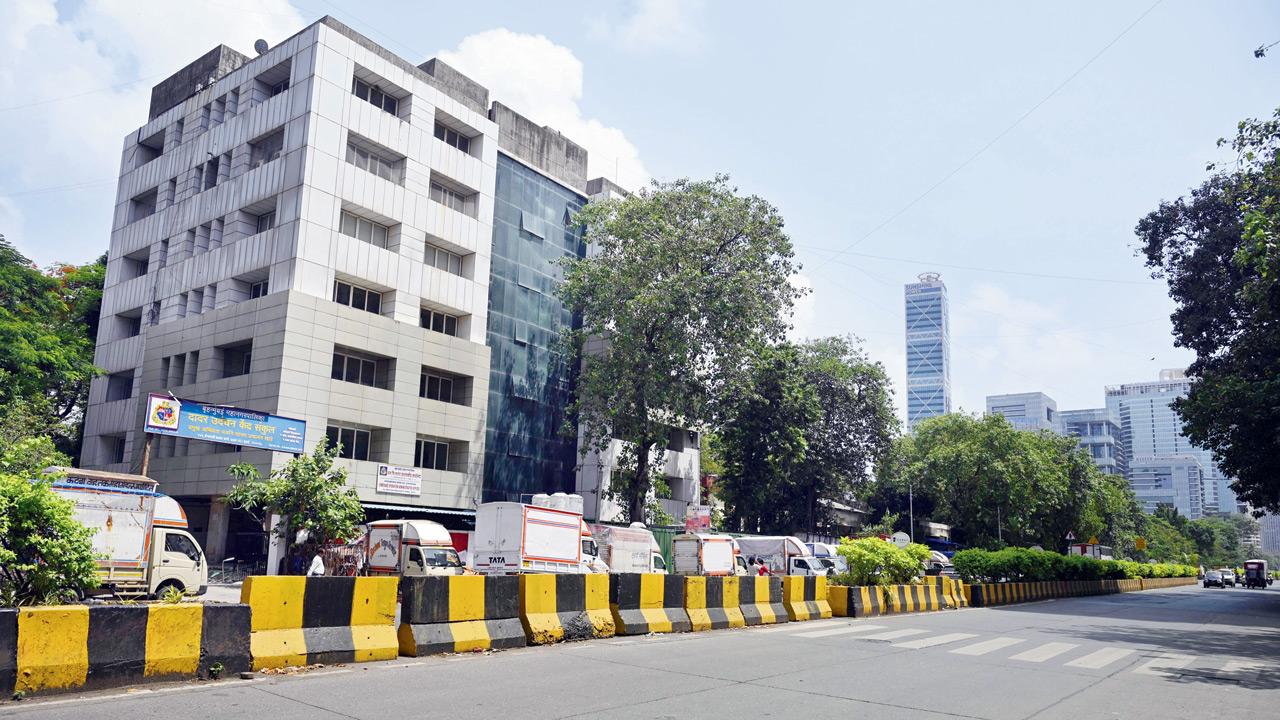 New cement dividers plug gaps outside the BMC’s sewerage operations administrative office on Senapati Bapat Marg in Dadar. Pics/Ashish Raje