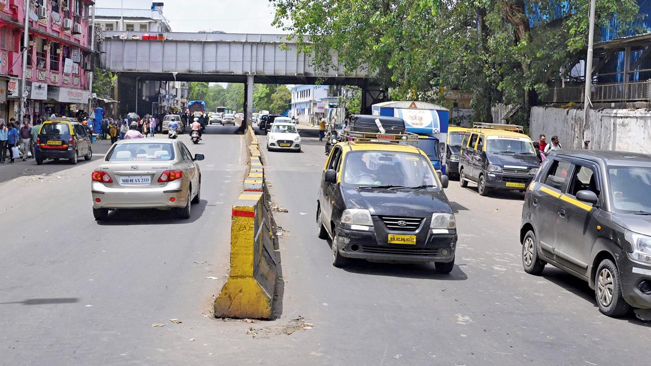 The busy area outside platform 1 of Dadar railway station