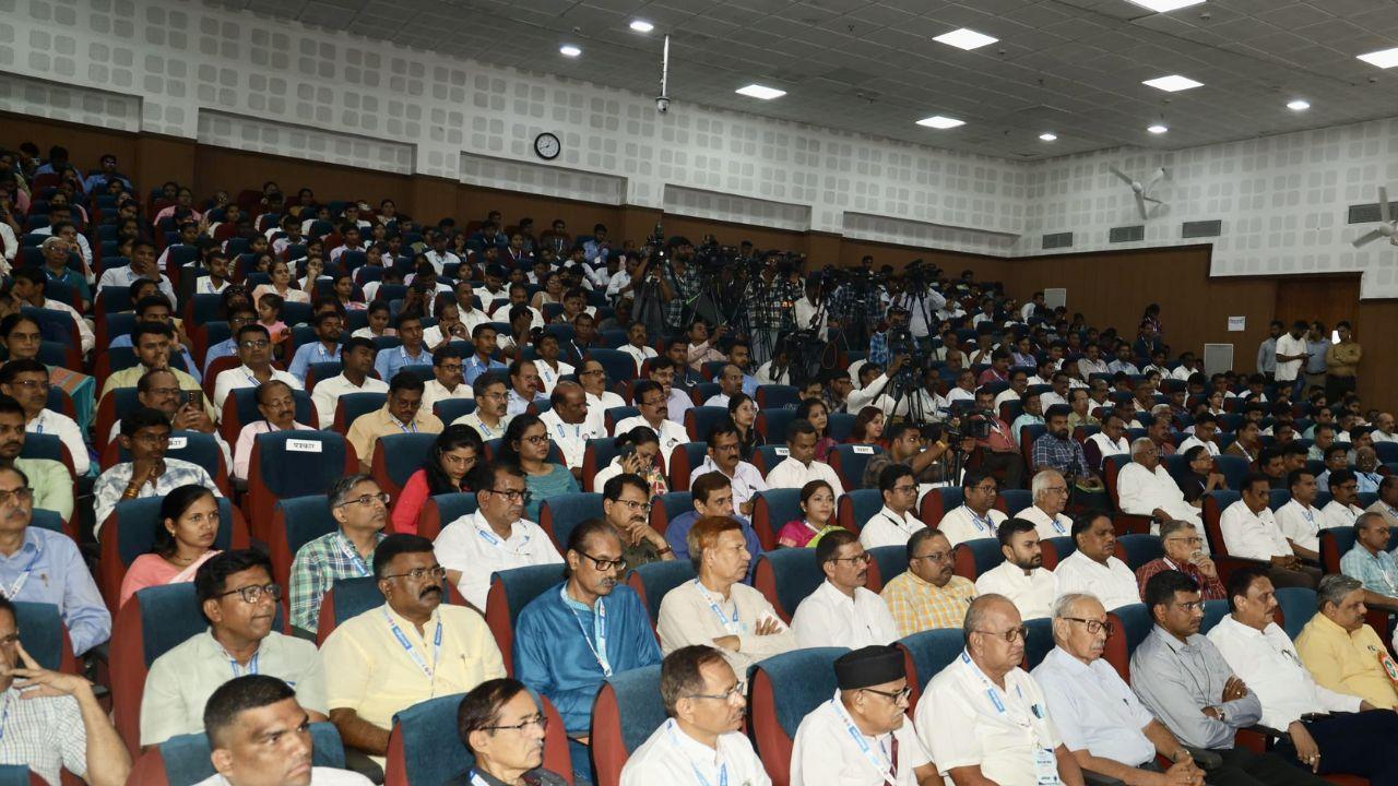 CM Fadnavis urged residents to take water conservation seriously and highlighted the role of educational institutions in this effort