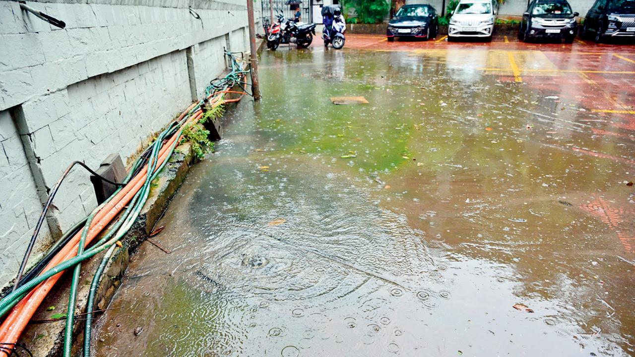 Sewage on the premises of the complex, which is located along the Metro 2B alignment, on Monday. Pics/Shadab Khan
