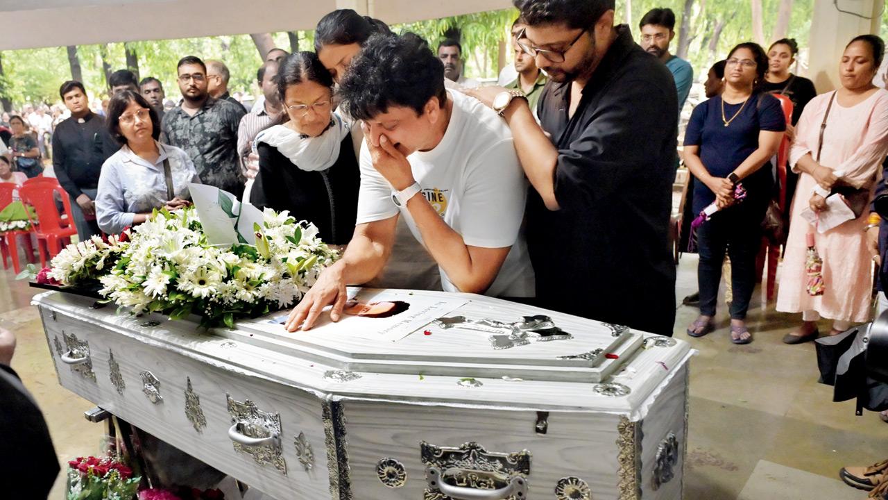 Dad Clifford (in white), sister Camille (partially hidden)and mother Rekha (in black) pay their last respects to Clive Kunder at the Sewri Christian Cemetery yesterday. Pic/Sayyed Sameer Abedi