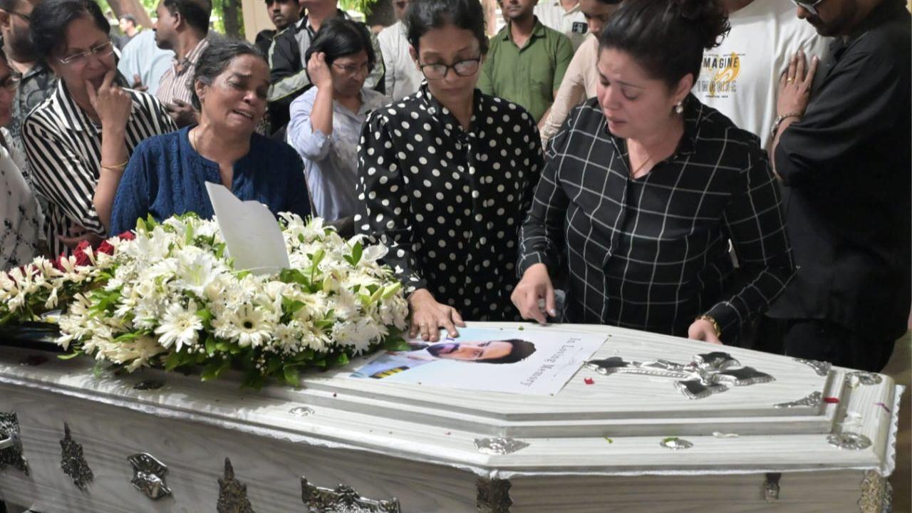 His remains stayed at his home until 1 pm and were then taken to the cemetery