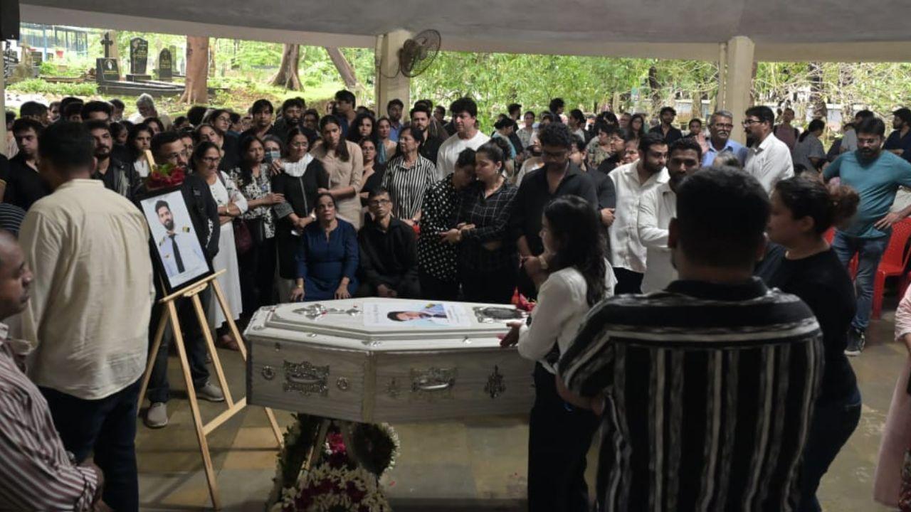 Earlier, actor Vikrant Massey expressed his condolences, stating that Kunder was a 