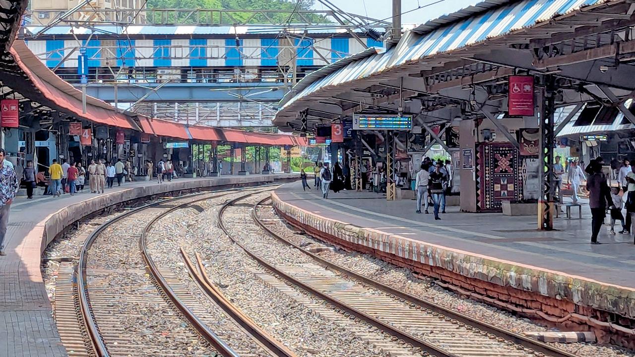 The second curve at Mumbra station platform on the new rail line
