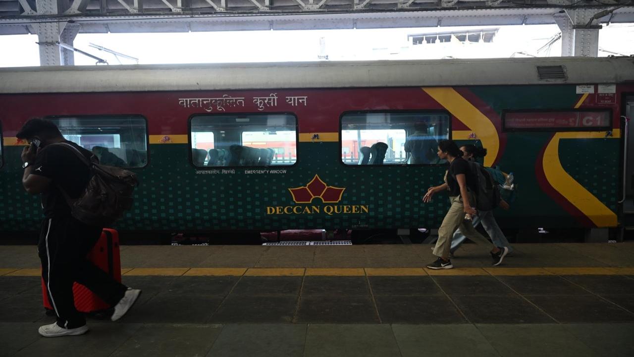 The under frames of the coaches of the original rakes were built in England while the coach bodies were built in the Matunga Workshop of the GIP Railway