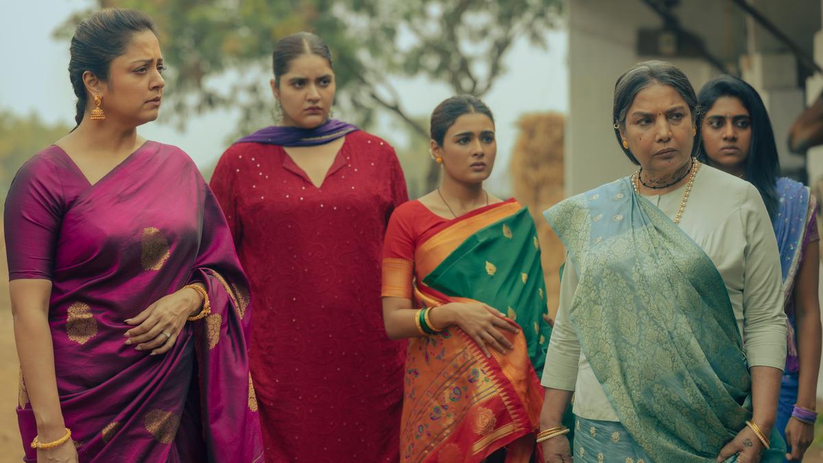 Dabba Cartel is a gripping thriller where the character of Shahida (Anjali Anand) starts a romantic relationship with a female police officer named Preeti (Sai Tamhankar). Their bond develops amidst crime and societal expectations of the 1960s in Mumbai. The story emphasises on the resilience of love in challenging circumstances.