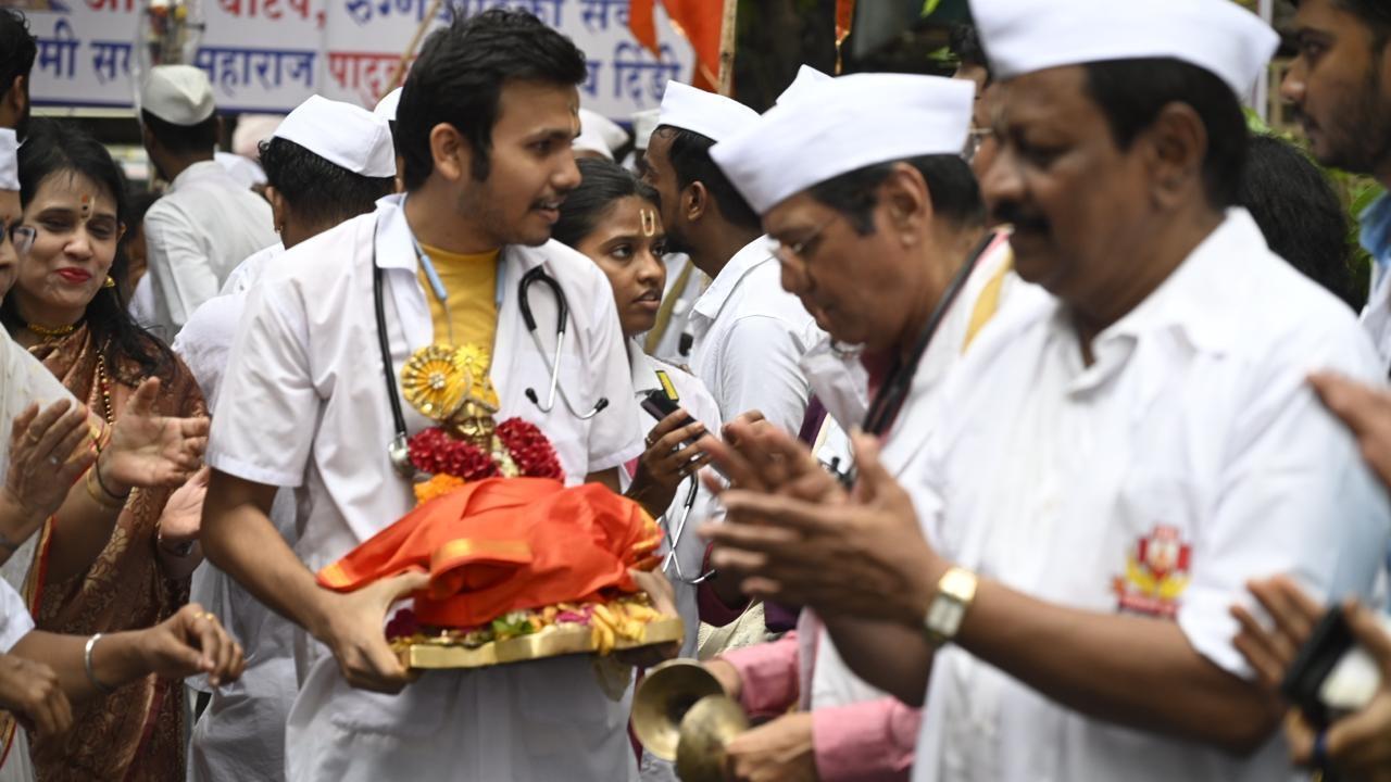 Doctors join padayatra to Pandharpur to serve devotees during Ekadashi Waari