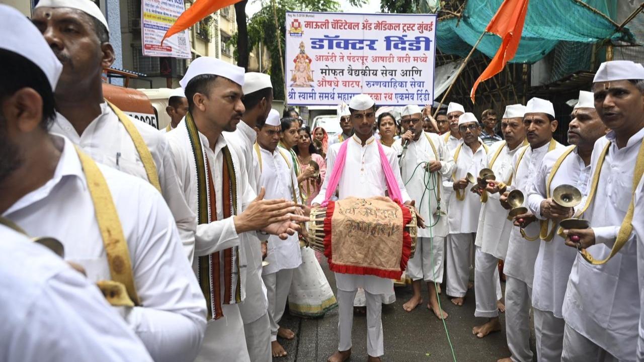 Established in 1993, Mauli Charitable and Medical Trust has been providing a free mobile dispensary for the Alandi to Pandharpur Palkhi procession for the past 33 years