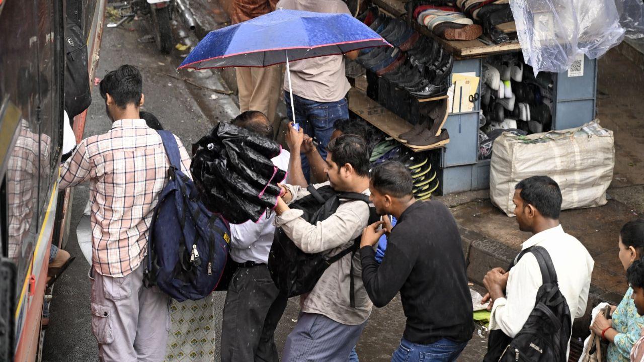 According to the latest weather forecast, the Mumbai Metropolitan Region (MMR) will experience light to moderate rain initially, but the intensity is likely to increase by the weekend, with potential for heavy rainfall at isolated locations