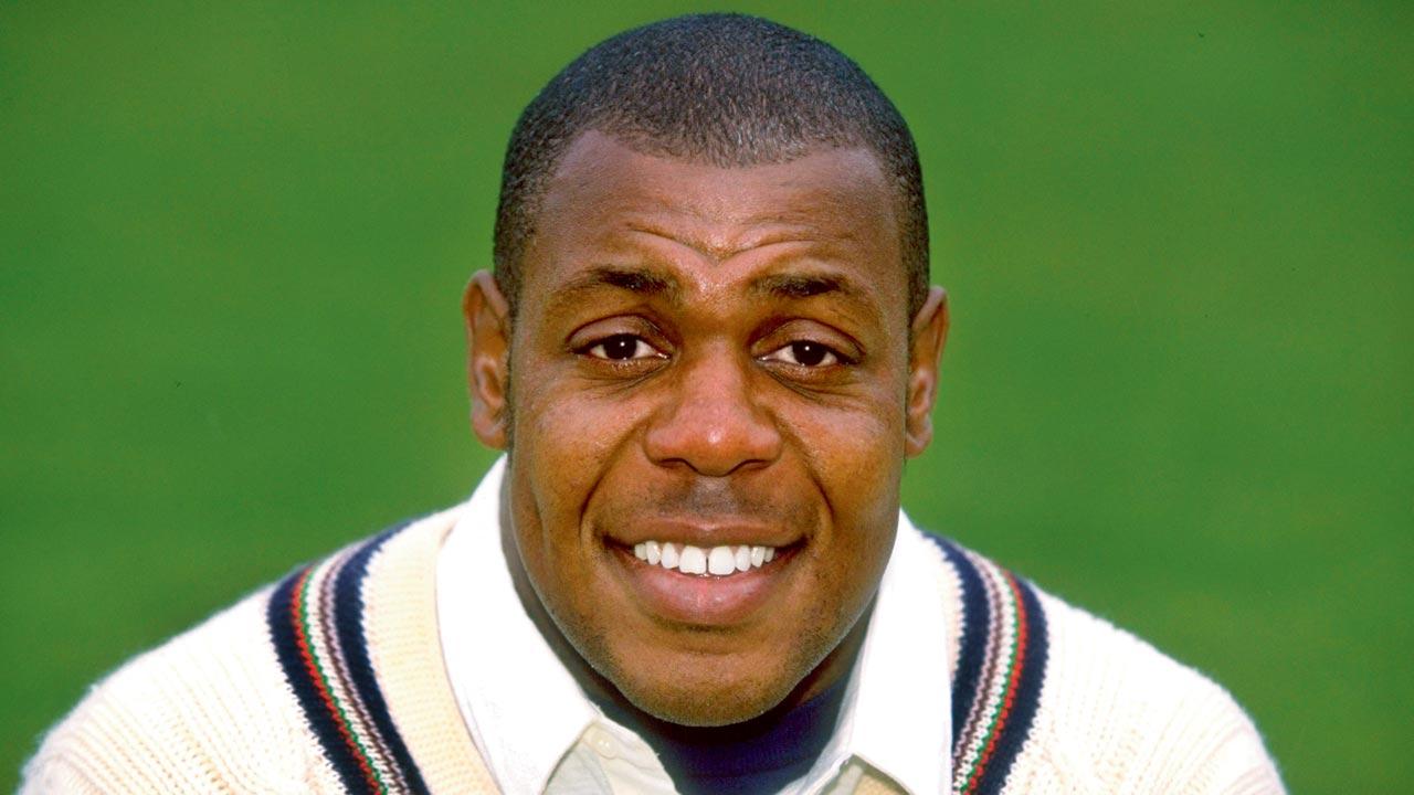 Players wear black armbands for late David Lawrence