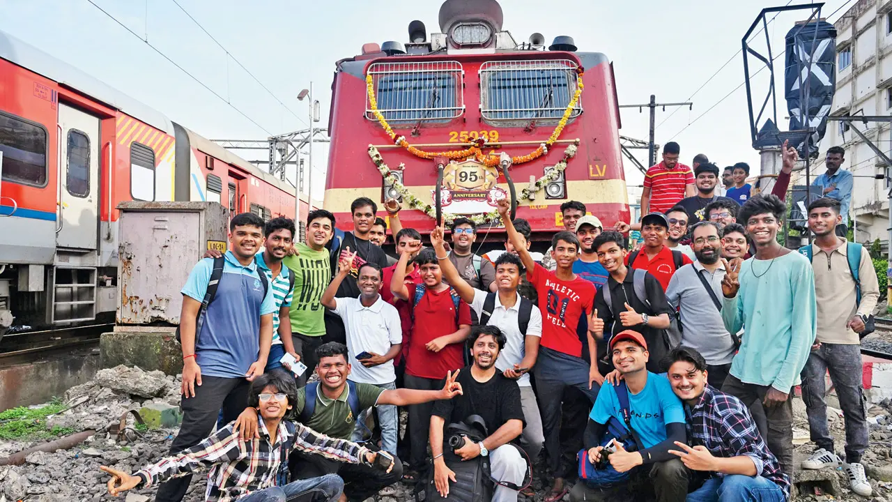 Rail fans celebrate launch days of Deccan Queen, Punjab Mail trains