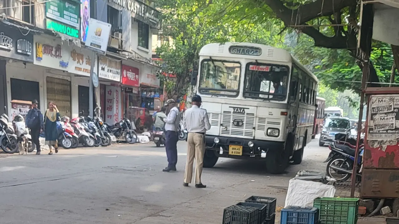 Dombivli: Action taken against illegally parked buses and rogue autos