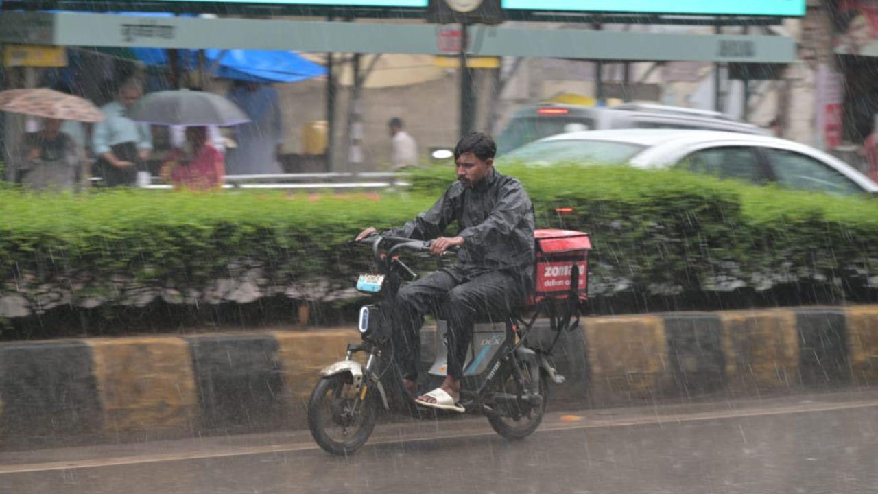Amidst the downpour, a Zomato delivery man was seen doing his job without any shelter for his head