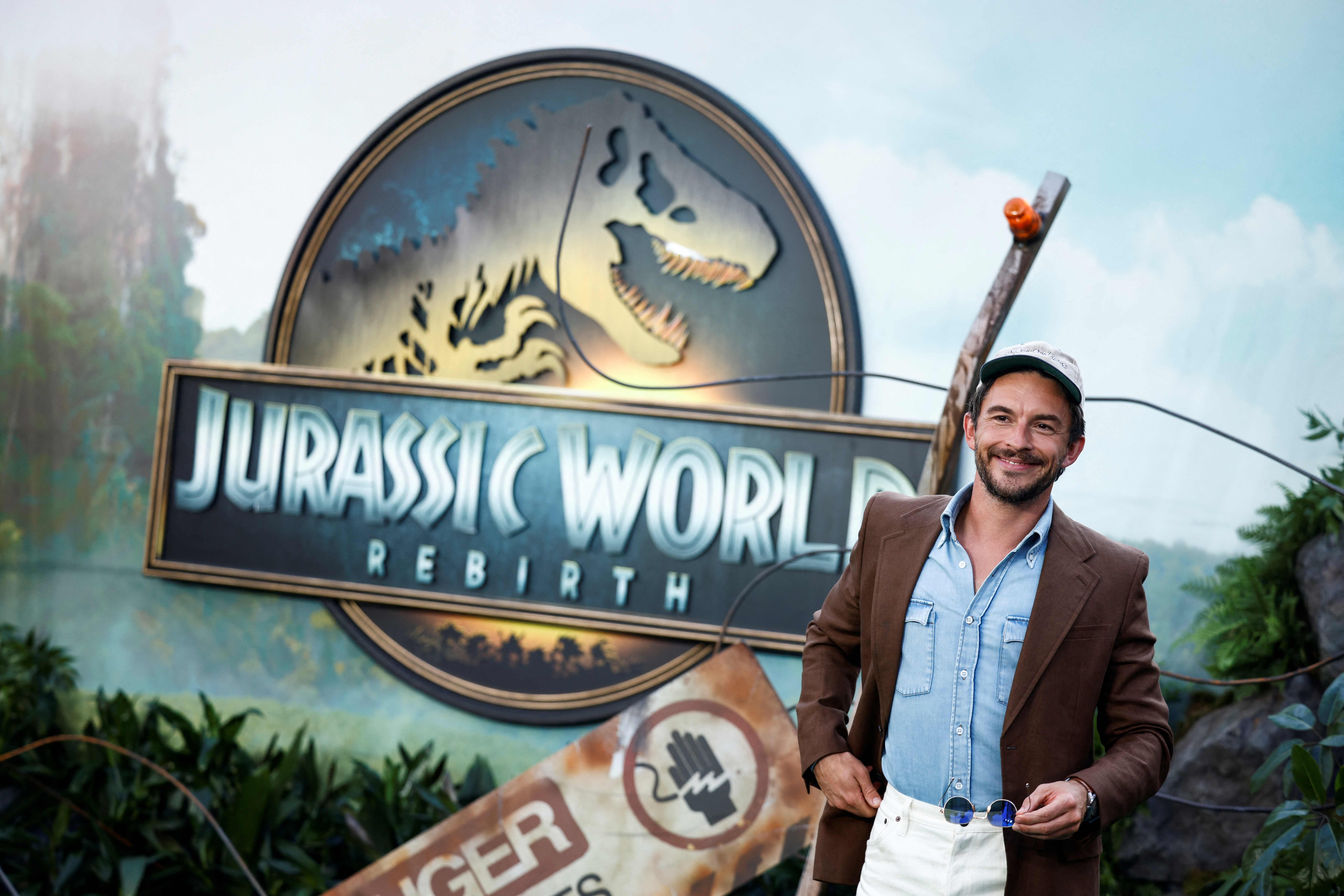 Jonathan Bailey
Jonathan Bailey, making his Jurassic debut as rugged paleo-vet Kit Marcus, showed up in a denim shirt, brown blazer, and cap—equal parts premiere chic and jungle-ready charm