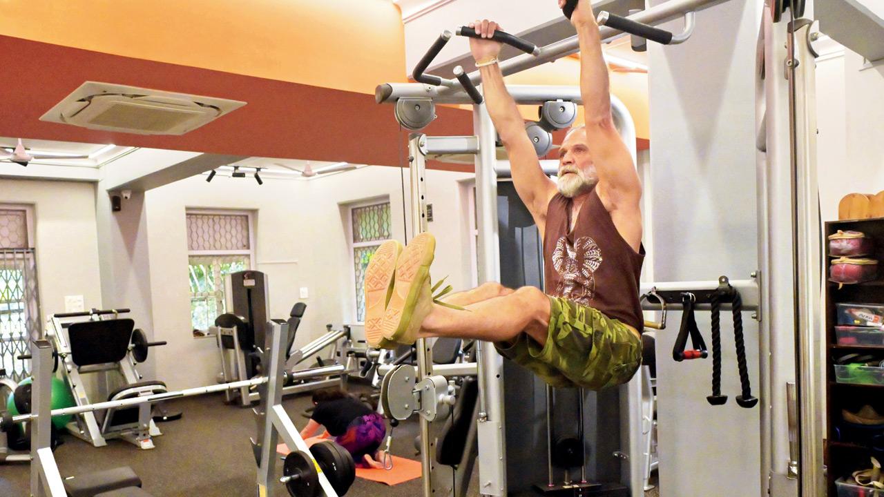 The athlete does leg raises in the gym. Pics/Sayyed Sameer Abedi
