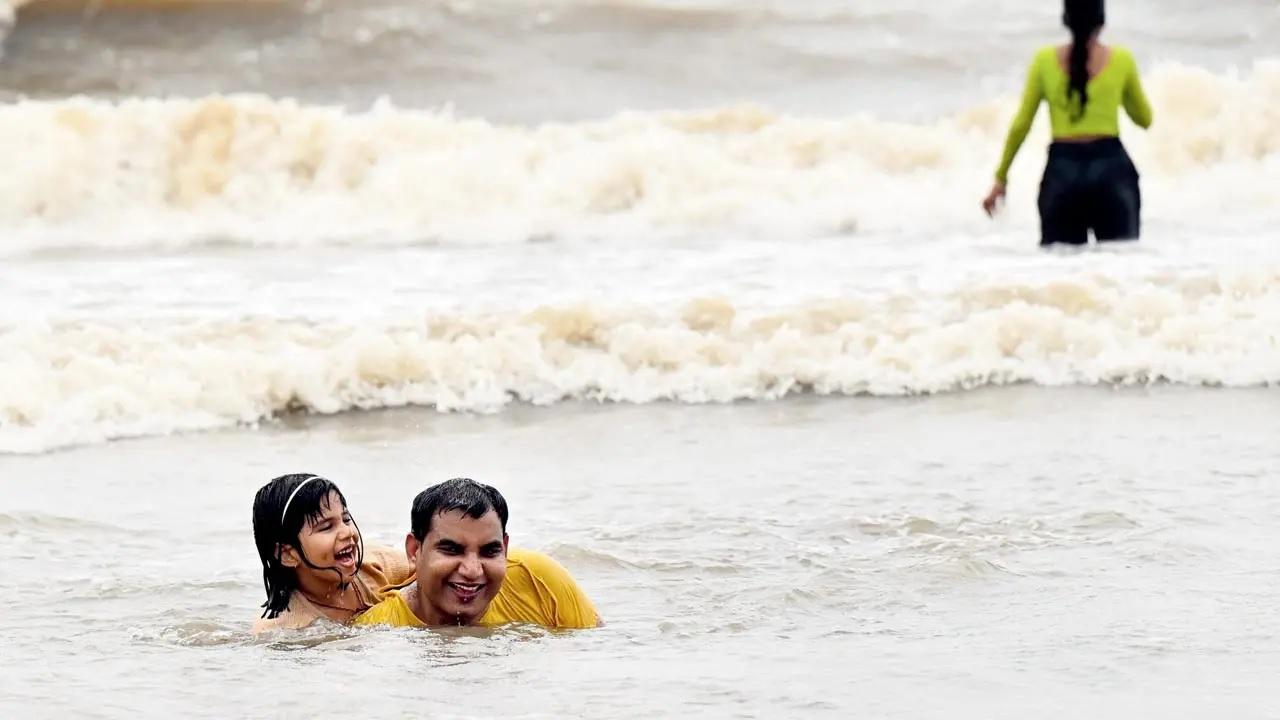 Beyond the home and classroom, fathers indulge in so many different recreational activities. Amid the hustle and bustle of daily life with school and work, this father-daughter are seen having fun at Juhu beach. Pic/Satej Shinde