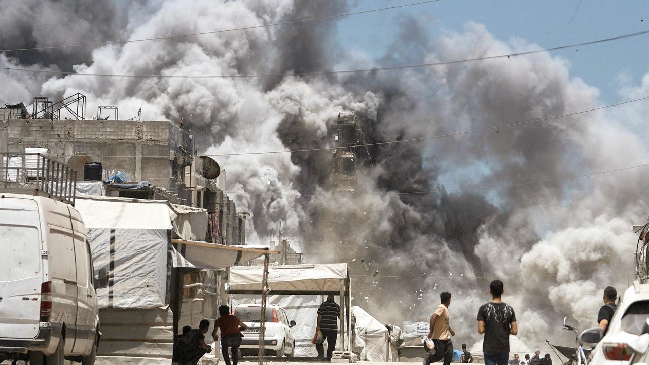 El humo se eleva después de una huelga israelí en la ciudad de Gaza ayer. Fotos/PTI