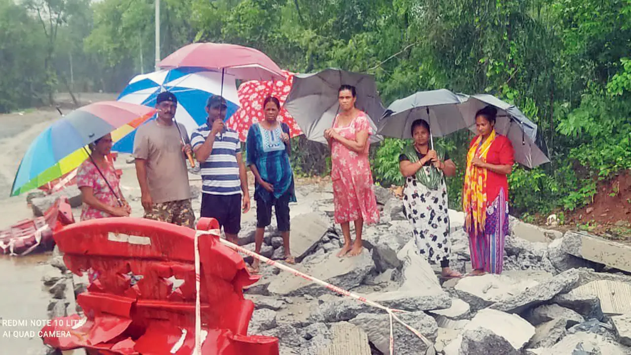Gorai: Freshly built road cracks open; residents protest poor work