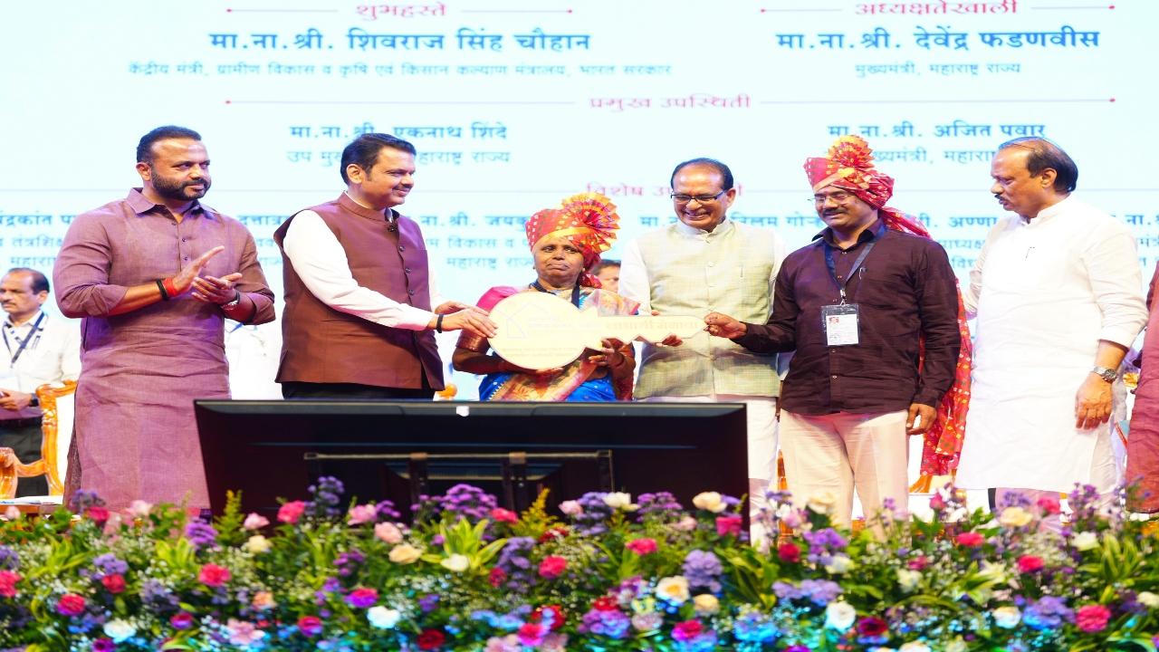 Centre sanctions 10 lakh additional rural homes for Maharashtra, says CM