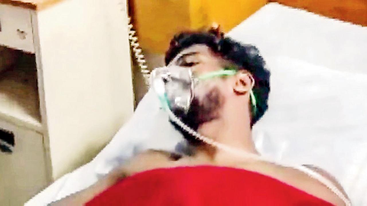Un hombre herido en el Hospital Bowring, ayer. Pic/PTI