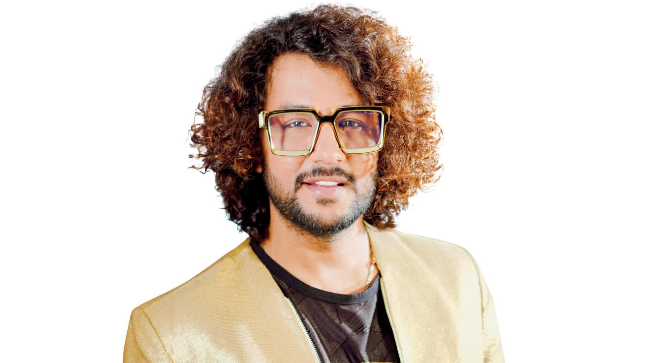 Eighth-generation Sindhi singer Jatin Udasi adds simple words from spoken Sindhi, and even a few English or Hindi words to his lyrics to attract a young audience