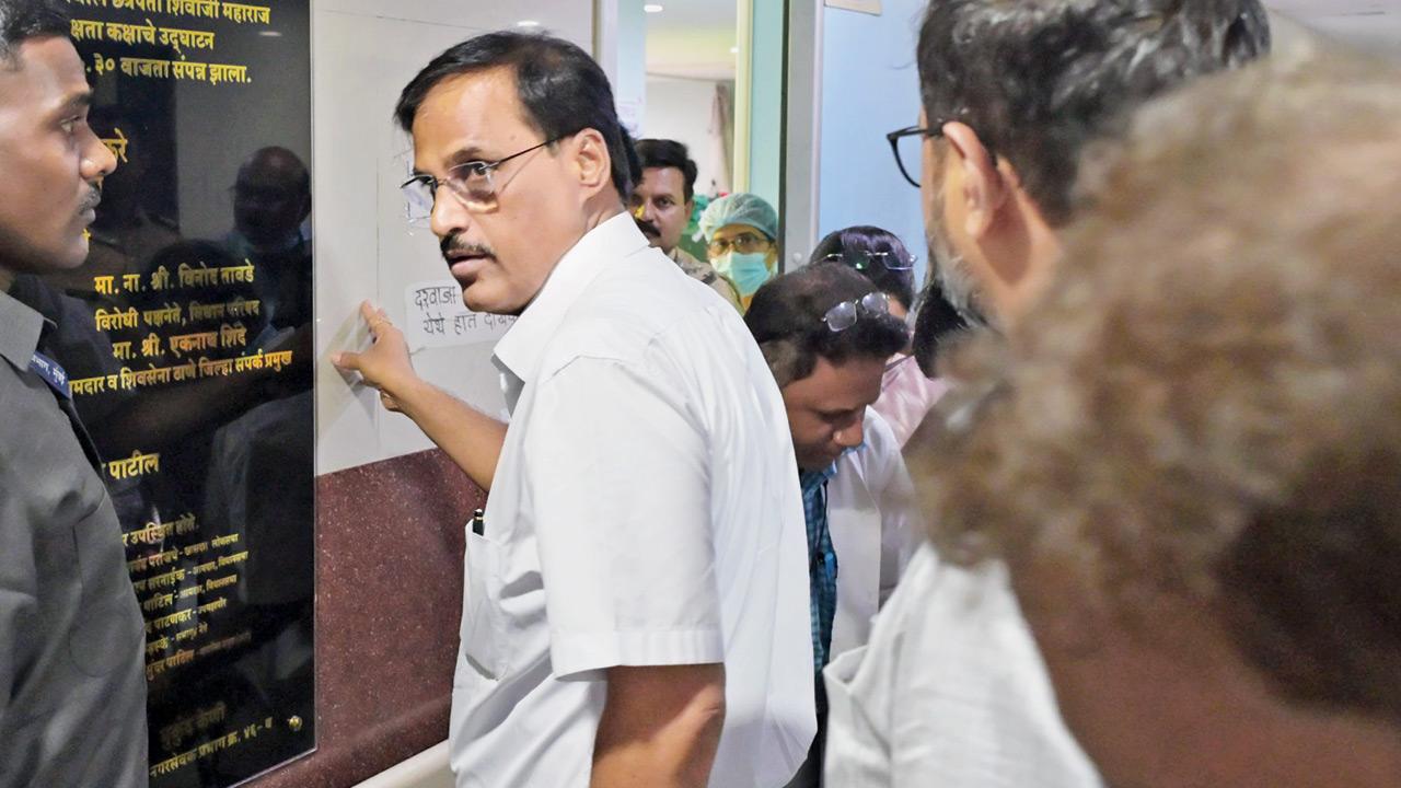 Thane Collector Ashok Shingare at the hospital