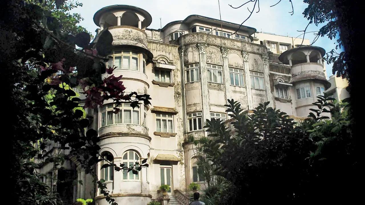 Patiala’s full houseBhupinder Singh of Patiala, known for his outrageous opulence, acquired a 25-bedroom mansion near Breach Candy. The mansion was first owned by a Parsi ship-building family from Surat. Later, it changed hands from the Parsis to the Maharaja of Patiala, and then to the Kilachand family. Today, this marble-and-fountain beauty is known as Kilachand House, still home to the industrialist family that purchased it in 1938. The staircase alone could be a tourist attraction