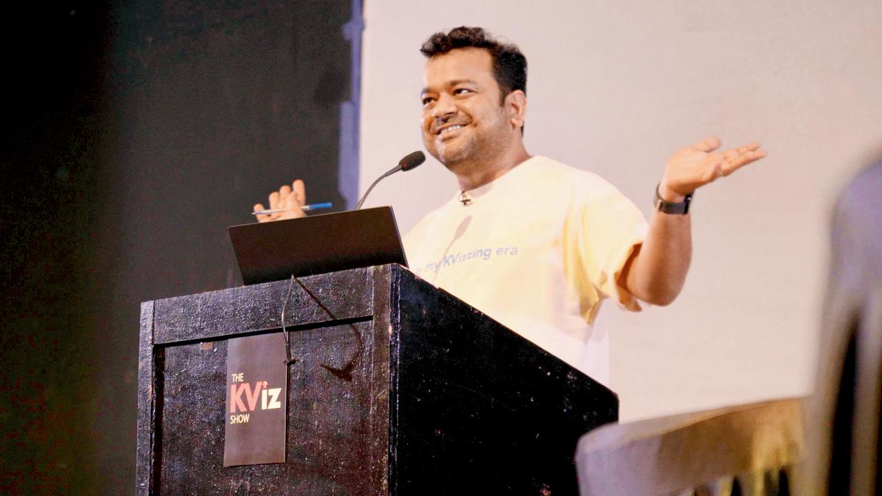 Kumar Varun as he conducts his show KVizzing with the comedians. Pic Courtesy/Kumar Varun