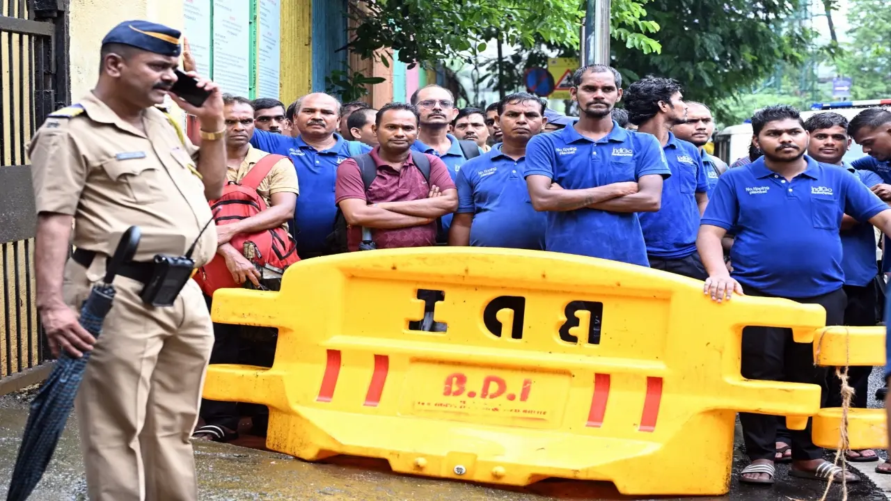 Airline loaders hold peaceful demonstration in Mumbai demanding fair wages