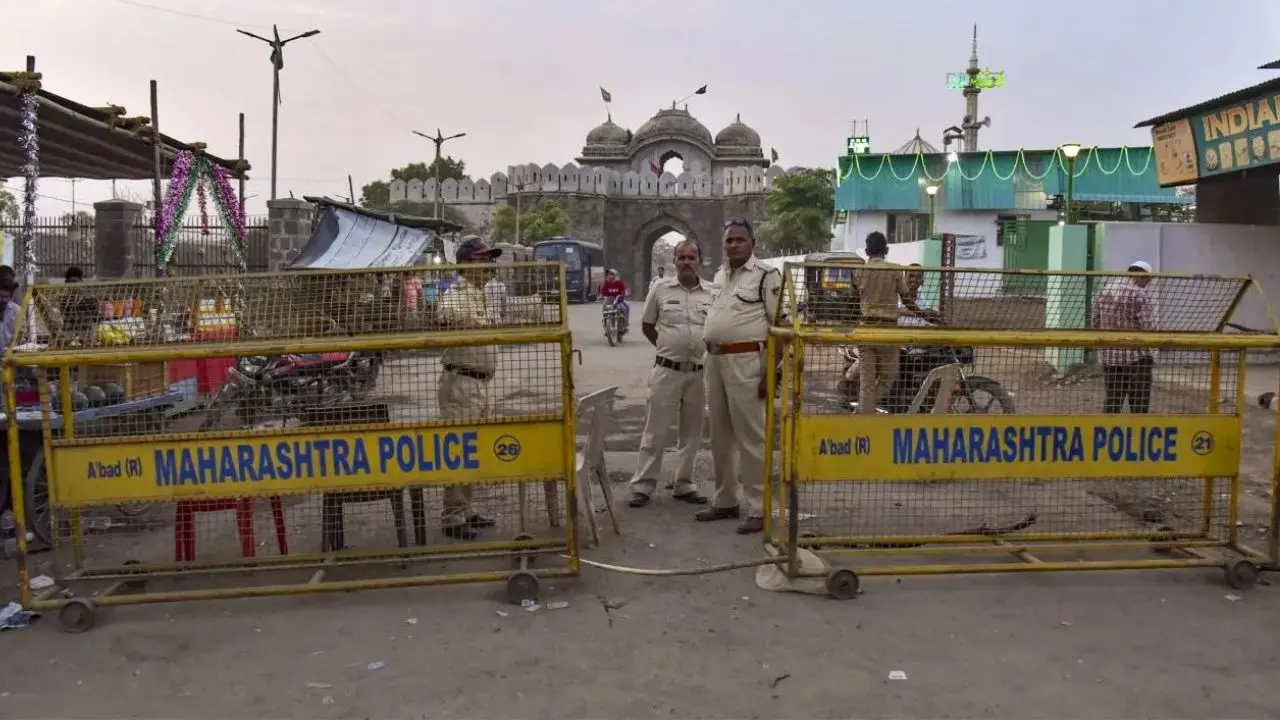 Shiv Sena (UBT) holds tractor rally in Sambhajinagar over unfulfilled promises