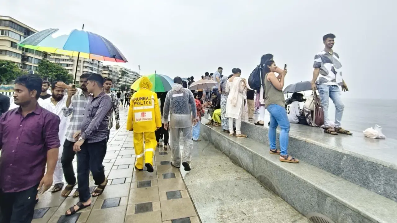 IN PHOTOS: Despite IMD’s red alert, Mumbaikars embrace rains at Marine Drive