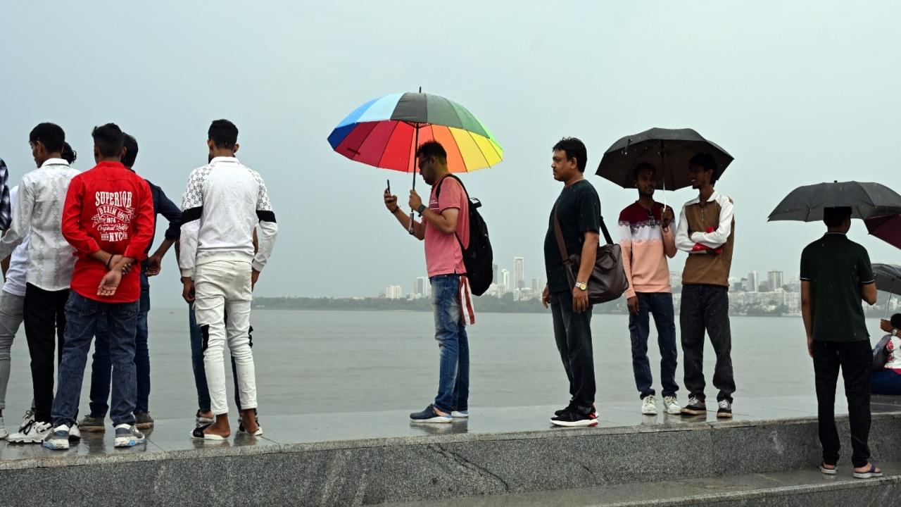 Mumbai is likely to see thunderstorms with lightning, heavy rain, and gusty winds (40–50 kmph) at isolated spots early in the forecast period, gradually giving way to light rain and thundershowers, followed by isolated light showers through the week