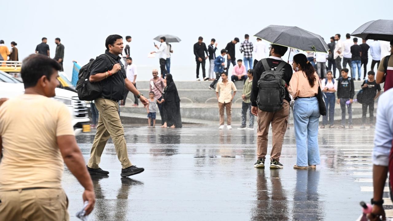 In the districts of Konkan-Goa, isolated places are likely to experience thunderstorms with lightning, gusty winds at 30–40 kmph, and light to moderate rainfall