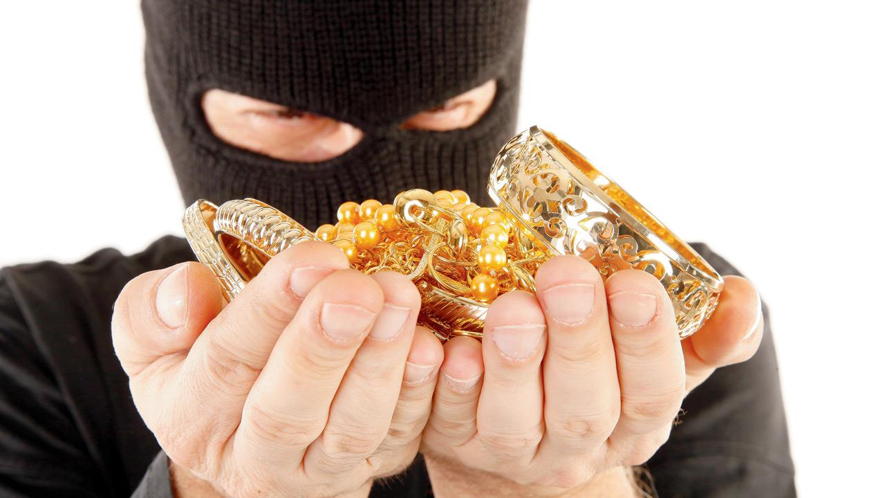 Mumbai: Chain snatcher uses chemical spray, makes off with Rs 64,000 mangalsutra