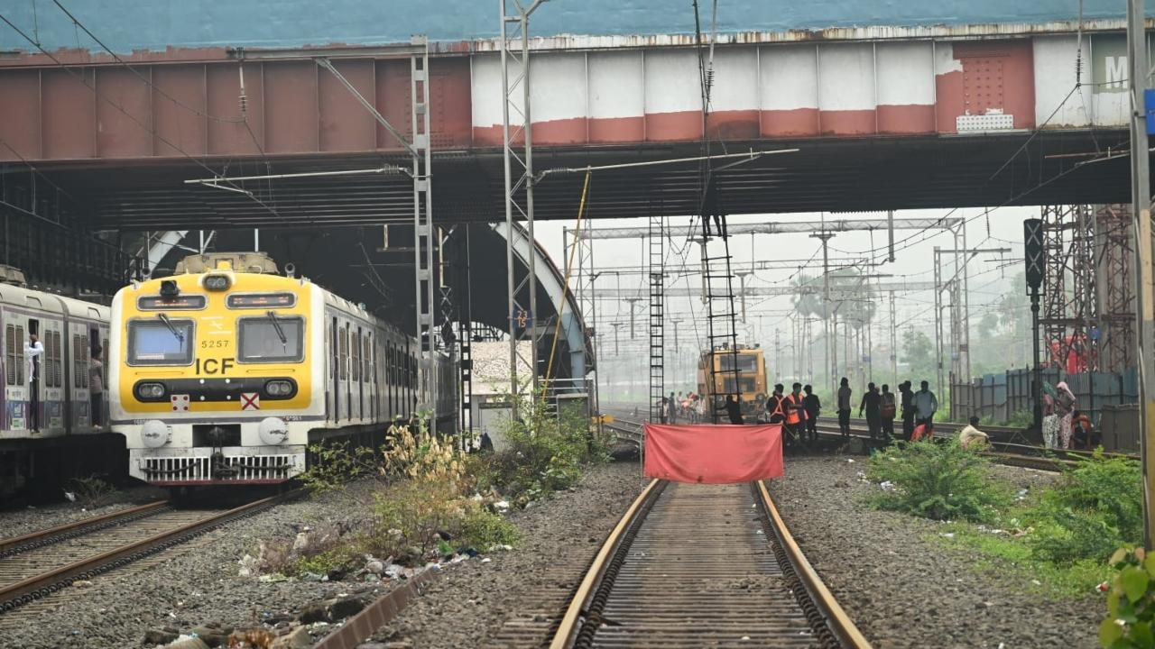 Train passengers using the Western Railway’s slow line services should brace for delays and cancellations this Sunday, 15 June, due to a scheduled five-hour Jumbo Block between Santacruz and Goregaon stations
