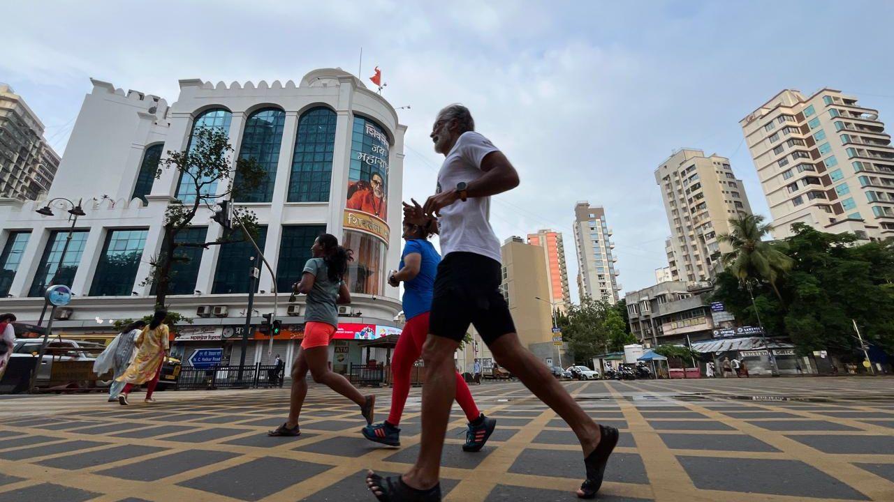 The event began early Thursday as Milind shared, “The Fit Indian Run is a personal expression of my belief that fitness can unify us as a nation