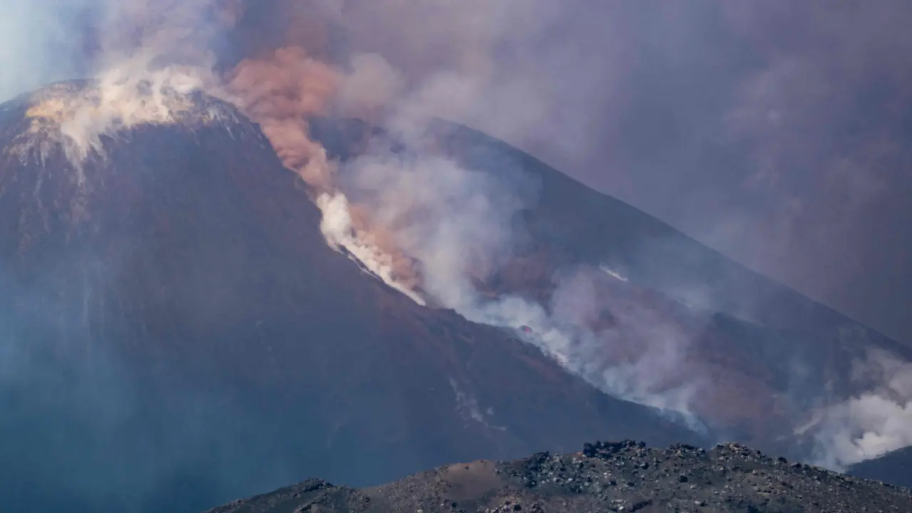 What made Mount Etna's latest volcanic eruption so rare?