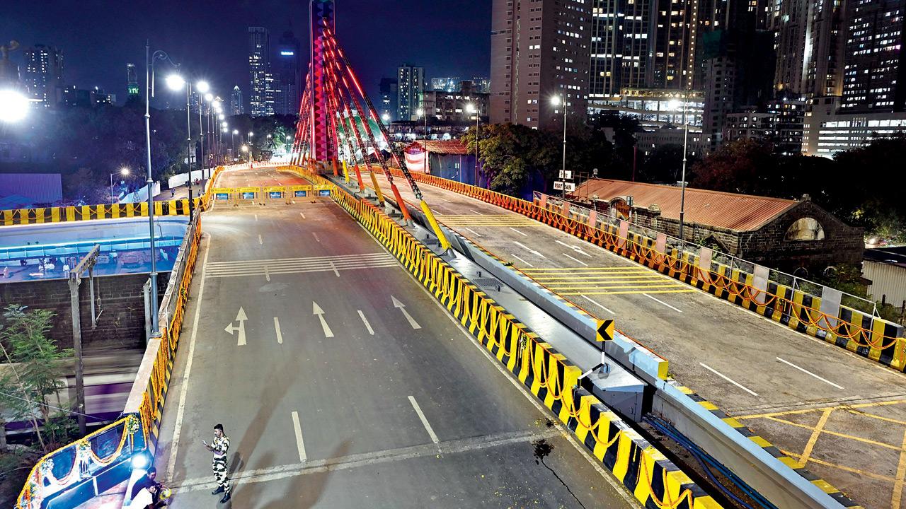 New Reay Road cable-stayed bridge inaugurated on May 13 does not have footpaths. Pics/Ashish Raje