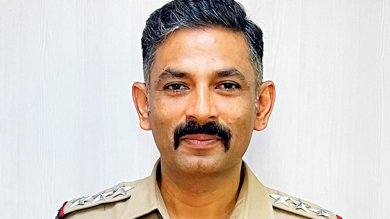 Senior Inspector Kanhaiyalal Shinde, who took the initiative to block the gaps