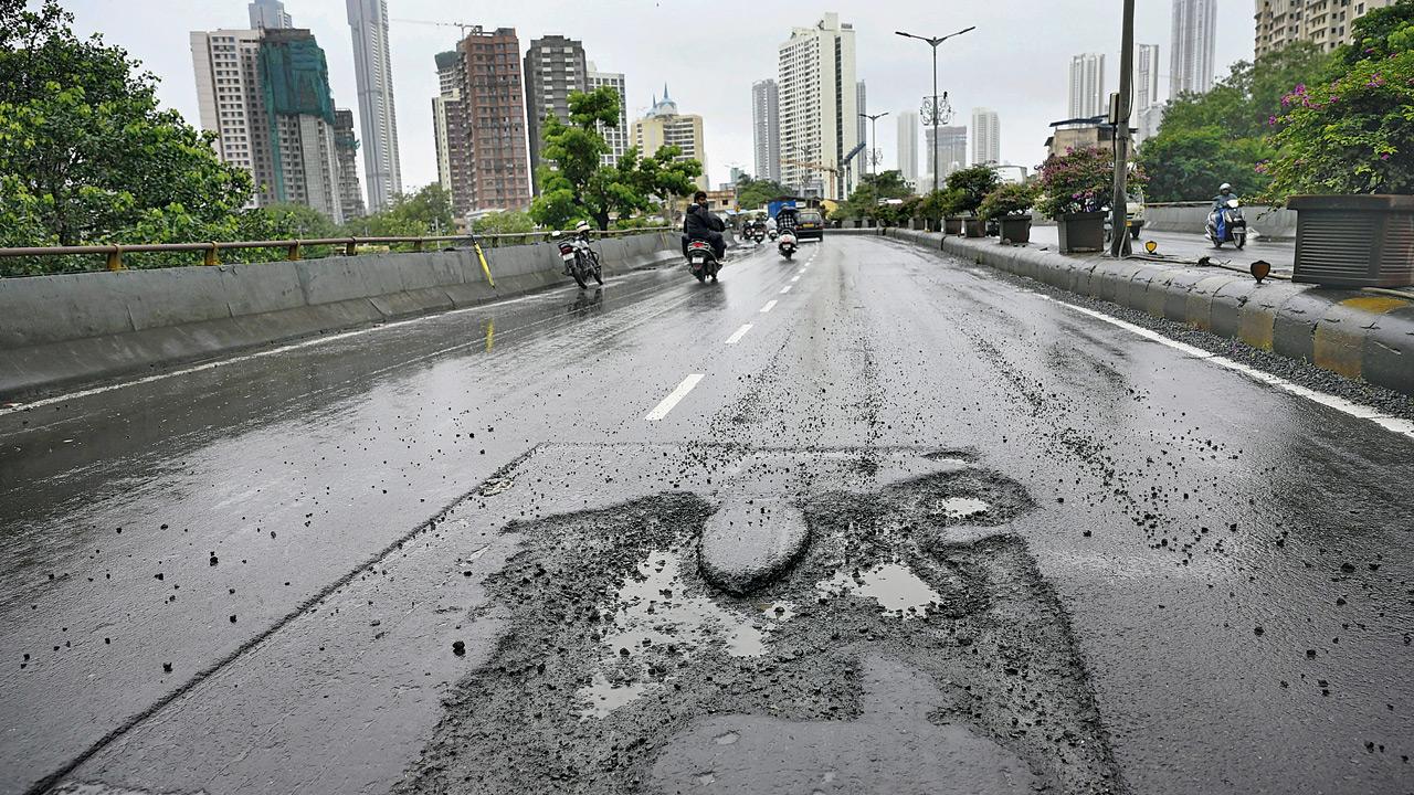 A crater on the Lalbagh flyover on Thursday. Pic/Ashish Raje