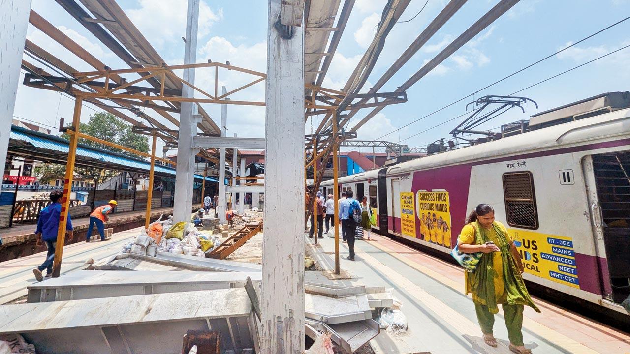 Dombivli station: Roof at platform 4 (CSMT-end) removed for new bridge work 