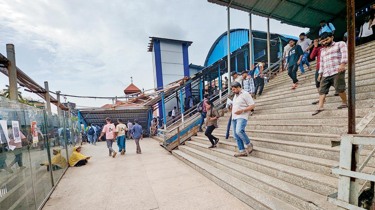 West side of Bandra station’s foot overbridge lacks roof cover