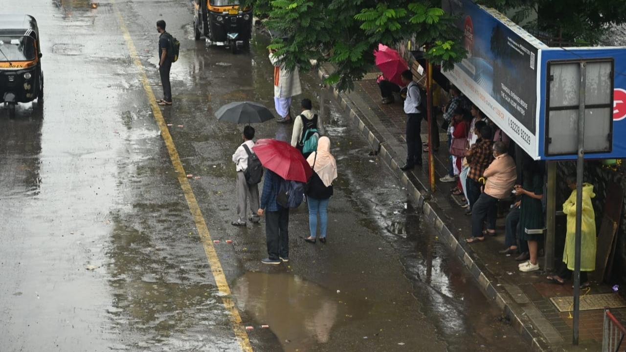 In the 24-hour period ending at 8 am on Sunday, the island city received 31 mm rainfall, while the eastern and western suburbs recorded 21 mm and 20 mm rainfall, respectively, as per the civic officials