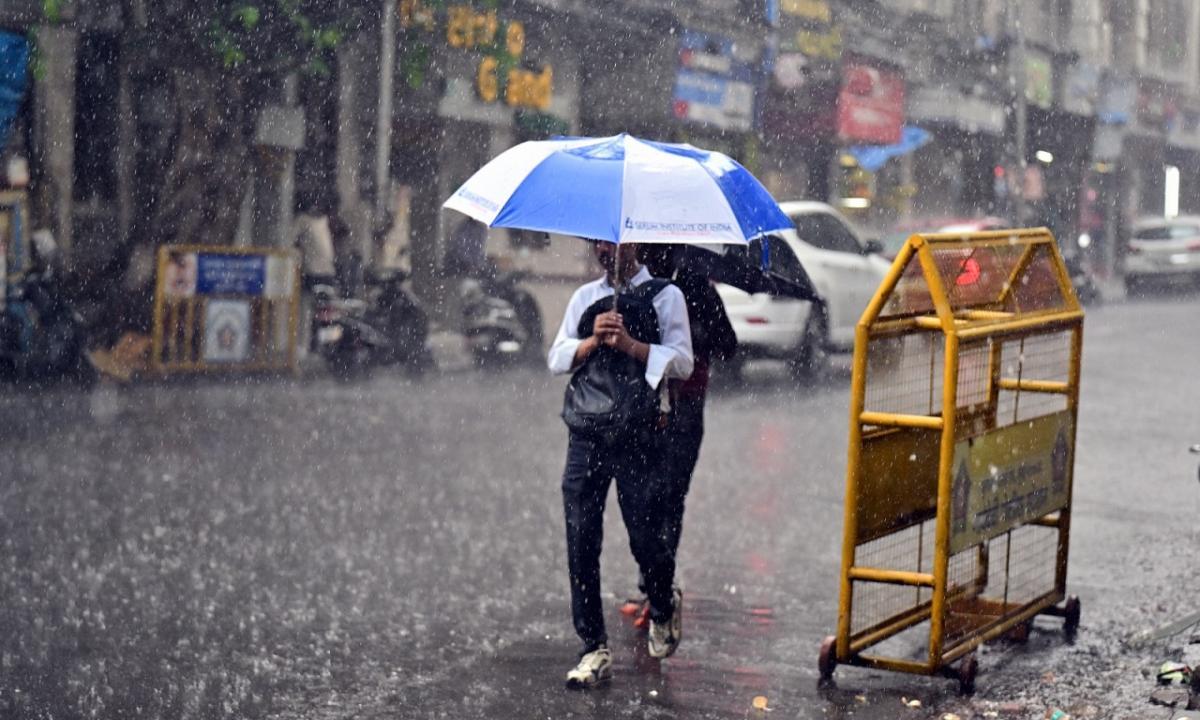 Mumbai Rains LIVE: Partly cloudy skies with light to moderate rain likely