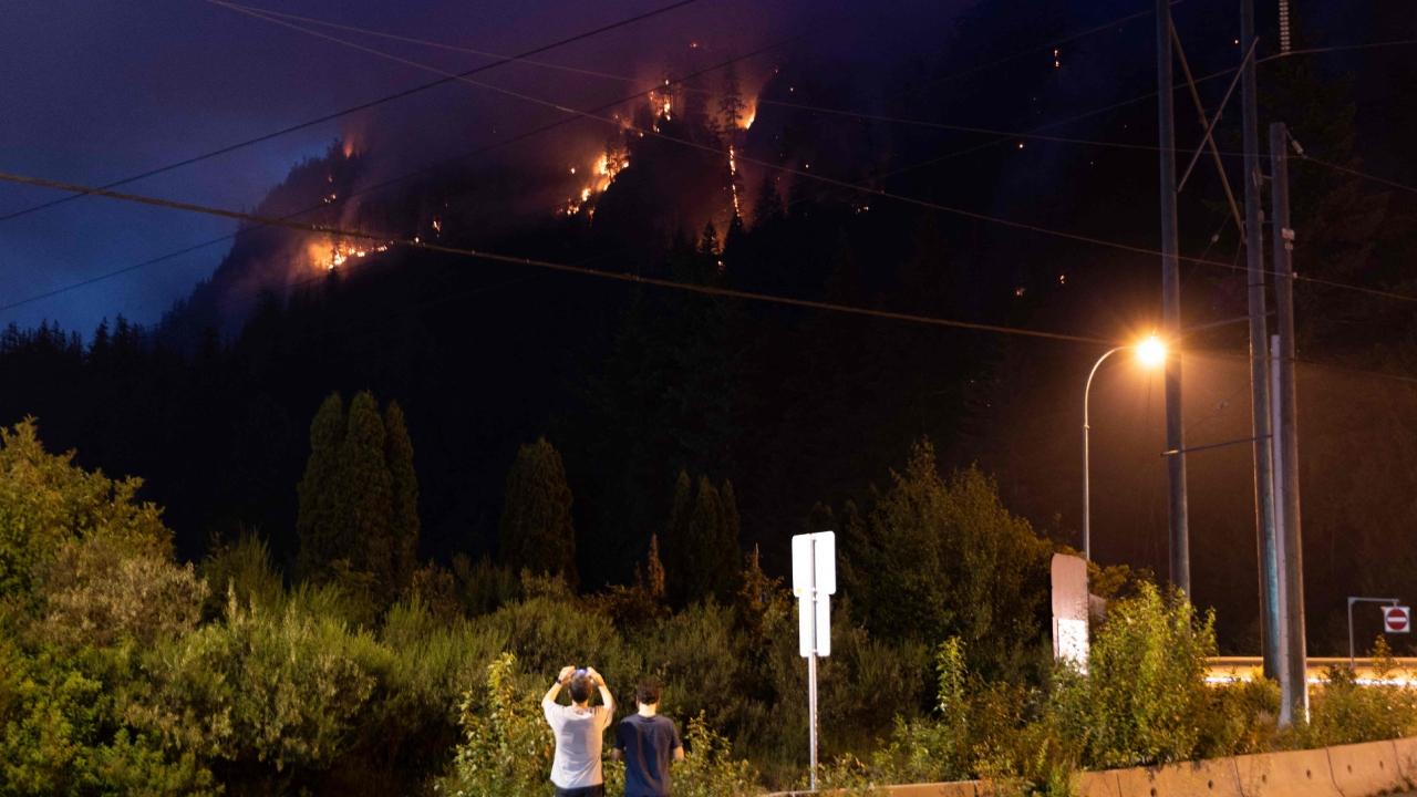 Hood River, a popular tourist destination about 89 kilometres east of Portland, is home to some 8,000 people, and more than 15,000 people live in The Dalles further east